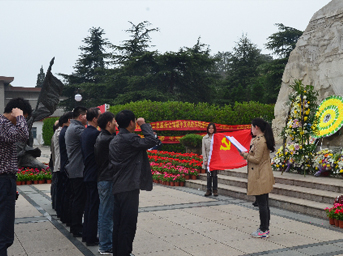 公司黨支部開(kāi)展“緬懷革命先烈，繼承優(yōu)良傳統(tǒng)”清明節(jié)祭掃活動(dòng)
