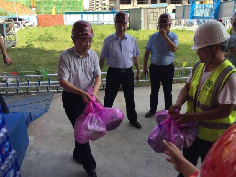 集團(tuán)公司黨委副書記張日升一行赴產(chǎn)融中心項目開展“夏季送清涼”慰問活動